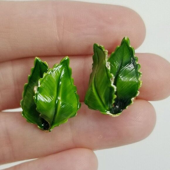 Vintage Lisner Bright Green Enamel Leaf Clip On Earrings, Signed Retro Estate - Picture 1 of 7